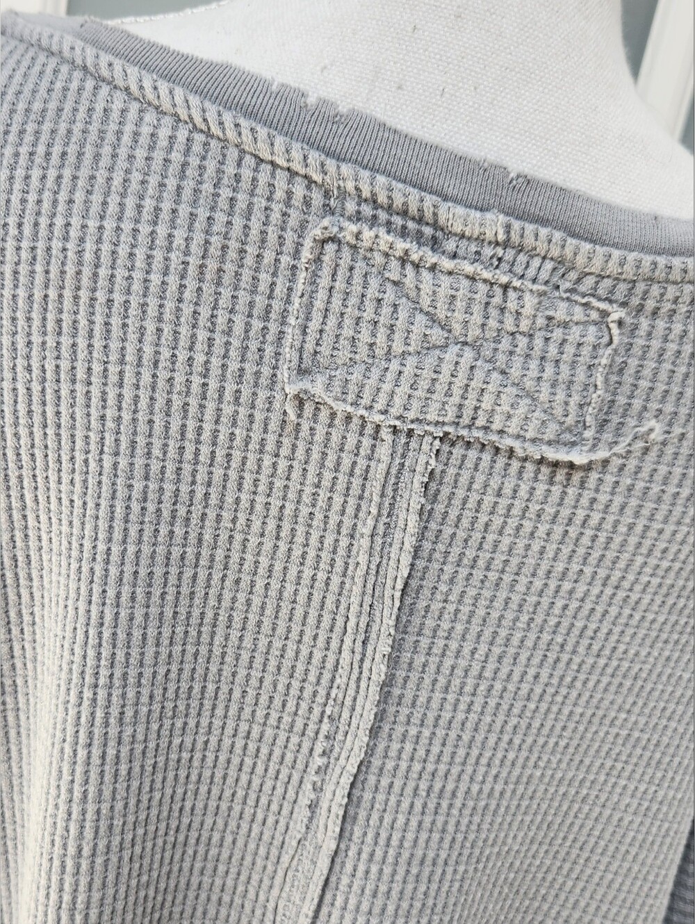 WE THE FREE Oversized L/S Grey Thermal Top EUC Like New - Picture 6 of 12
